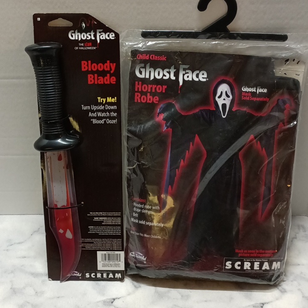 Ghost face scream child hooded robe and plastic bloody blade condition is new